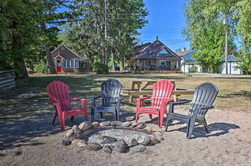 Foto 25 - Cozy Suttons Bay Cottage w/ Shared Dock & Fire Pit