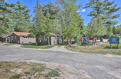 Foto 11 - Cozy Suttons Bay Cottage w/ Shared Dock & Fire Pit