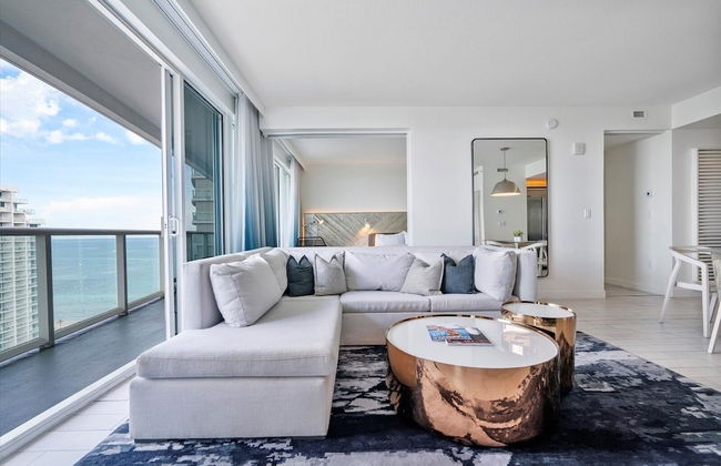 W Residences 2 Bedroom Suite 2 Condo by RedAwning - Foto 1