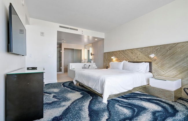 W Residences 2 Bedroom Suite 2 Condo by RedAwning - Foto 3
