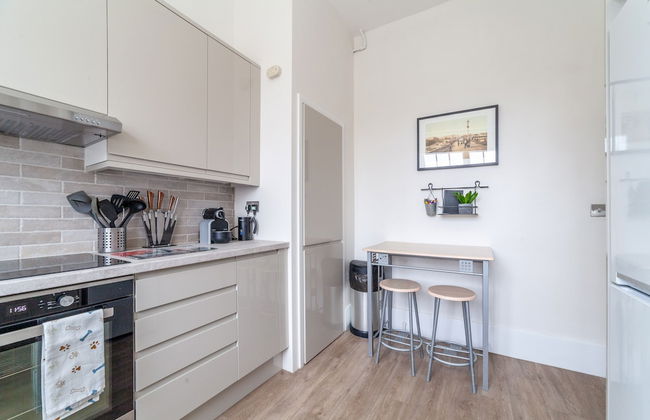Spacious 3-bed flat by popular Waterloo - Foto 17