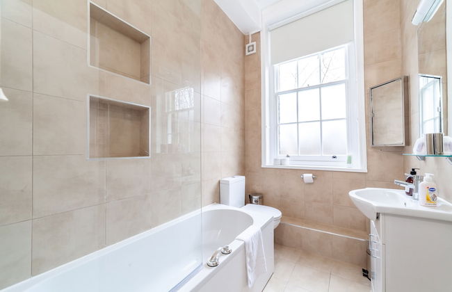 Spacious 3-bed flat by popular Waterloo - Foto 27