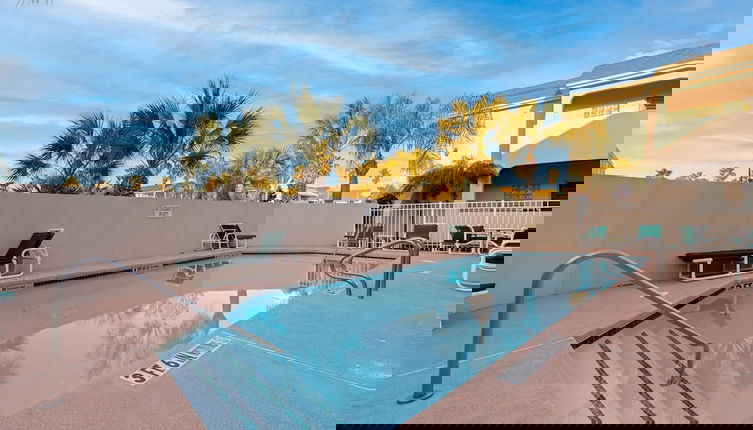 Foto 1 - Ground Floor Condo W/pool & 1/2 Block to Beach!