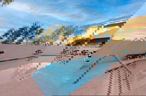 Foto 1 - Ground Floor Condo W/pool & 1/2 Block to Beach!