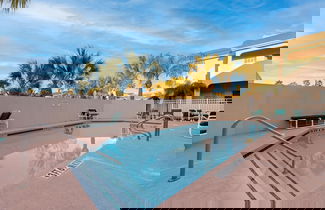 Foto 1 - Ground Floor Condo W/pool & 1/2 Block to Beach!