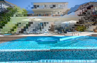Photo 1 - Stunning Villa Avalon for 9 Pool 2 Mins to Beach