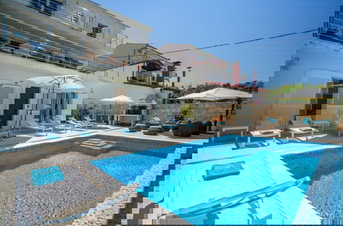 Photo 24 - Stunning Villa Avalon for 9 Pool 2 Mins to Beach
