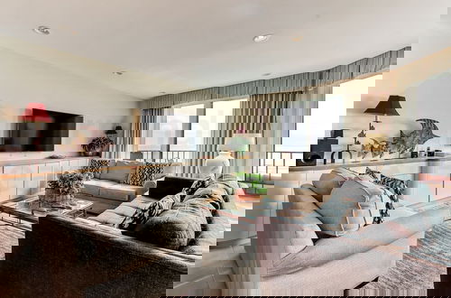 Foto 14 - Spacious Oceanfront Penthouse Villa by RedAwning