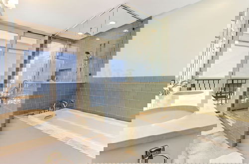Foto 17 - Spacious Oceanfront Penthouse Villa by RedAwning