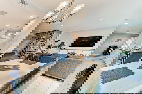 Foto 54 - Spacious Oceanfront Penthouse Villa by RedAwning
