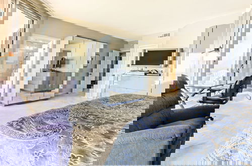 Foto 3 - Spacious Oceanfront Penthouse Villa by RedAwning