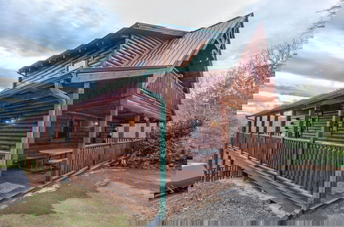 Foto 32 - Cozy Log Cabin w/ Hot Tub & Game Room!