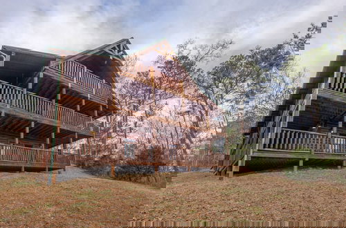 Foto 33 - Cozy Log Cabin w/ Hot Tub & Game Room!