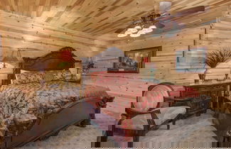 Foto 2 - Cozy Log Cabin w/ Hot Tub & Game Room!