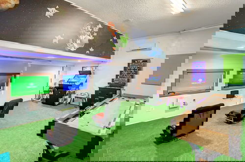 Foto 50 - Retro Game Room Private Pool Home By Disney 7 Bedroom Home by RedAwning