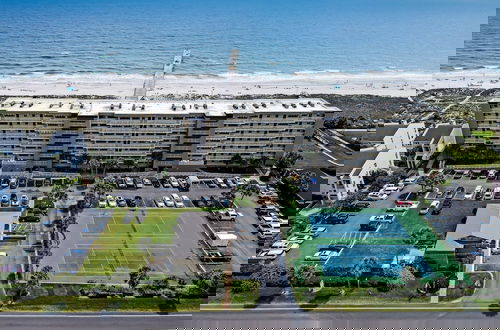 Foto 55 - Tastefully Decorated Condo with Scenic Beach Views by RedAwning