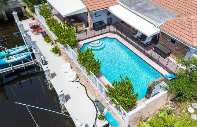 Luxe 4BR Waterfront w Htd Pool 5min to Beach - Foto 3