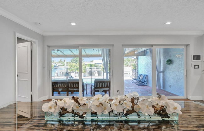 Luxe 4BR Waterfront w Htd Pool 5min to Beach - Foto 19