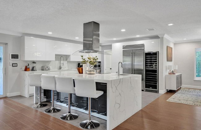 Luxe 4BR Waterfront w Htd Pool 5min to Beach - Foto 13