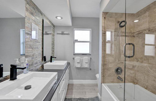 Luxe 4BR Waterfront w Htd Pool 5min to Beach - Foto 46