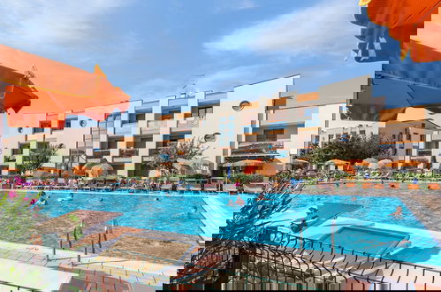 Foto 12 - Enjoy a Poolside Retreat