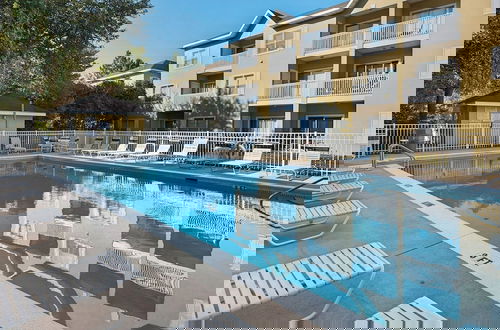 Photo 17 - 1st Floor, Walkable to Dining, Shopping, Beach - Sleeps 6