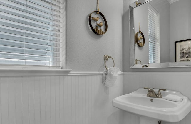 4BR Home, Private Pool, Steps From Beach, Minutes to Top Attractions - Photo 26