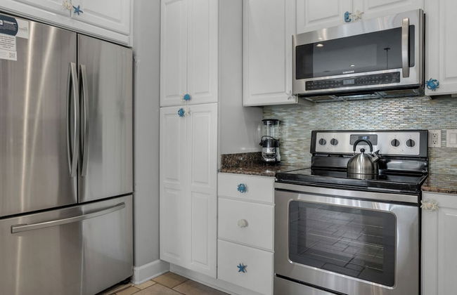 4BR Home, Private Pool, Steps From Beach, Minutes to Top Attractions - Photo 16