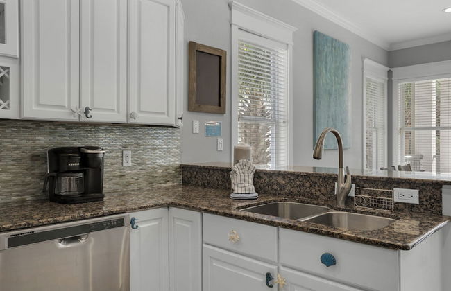 4BR Home, Private Pool, Steps From Beach, Minutes to Top Attractions - Photo 18