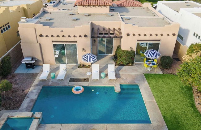 Pool + Hot Tub, Yard, Games Chic Midcentury Design Painted Sand by Avantstay - Foto 25