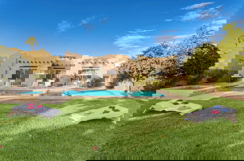 Foto 28 - Pool + Hot Tub, Yard, Games Chic Midcentury Design Painted Sand by Avantstay