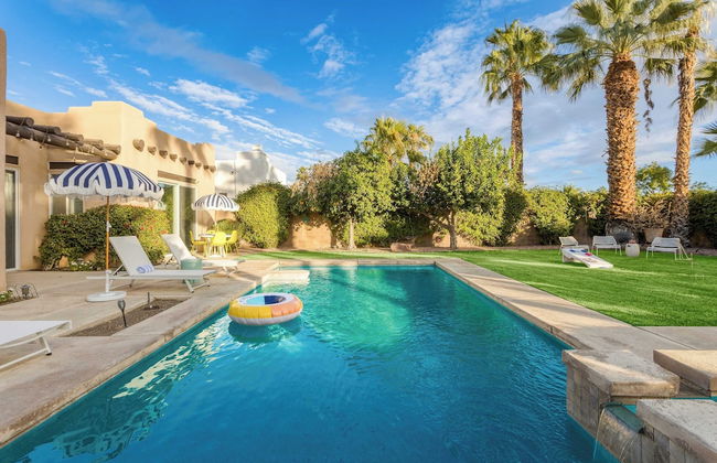 Pool + Hot Tub, Yard, Games Chic Midcentury Design Painted Sand by Avantstay - Foto 2
