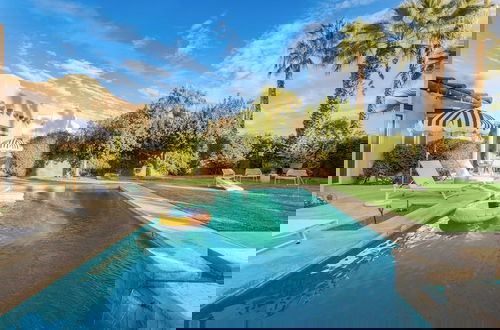 Foto 2 - Pool + Hot Tub, Yard, Games Chic Midcentury Design Painted Sand by Avantstay