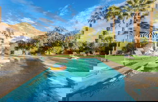 Foto 2 - Pool + Hot Tub, Yard, Games Chic Midcentury Design Painted Sand by Avantstay