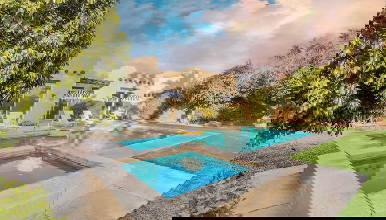 Foto 1 - Pool + Hot Tub, Yard, Games Chic Midcentury Design Painted Sand by Avantstay