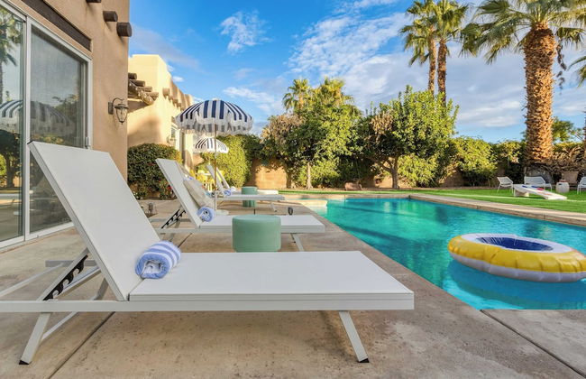 Pool + Hot Tub, Yard, Games Chic Midcentury Design Painted Sand by Avantstay - Foto 26