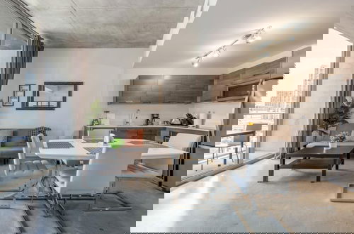 Photo 4 - Cozy Downtown Pad- Luxe Rooftop Pool gym and More