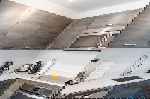 Photo 15 - Cozy Downtown Pad- Luxe Rooftop Pool gym and More