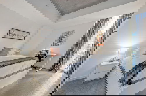 Photo 3 - Cozy Downtown Pad- Luxe Rooftop Pool gym and More