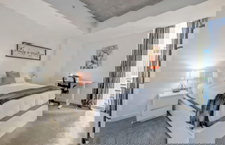Photo 3 - Cozy Downtown Pad- Luxe Rooftop Pool gym and More
