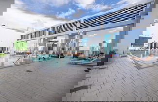 Photo 2 - Cozy Downtown Pad- Luxe Rooftop Pool gym and More