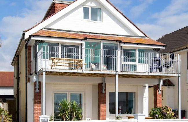 Absolute Beachfront With Decked Garden Oasis and Views - Foto 50