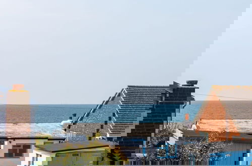 Photo 4 - Mariners Stylish Beachside Getaway With Sea Views