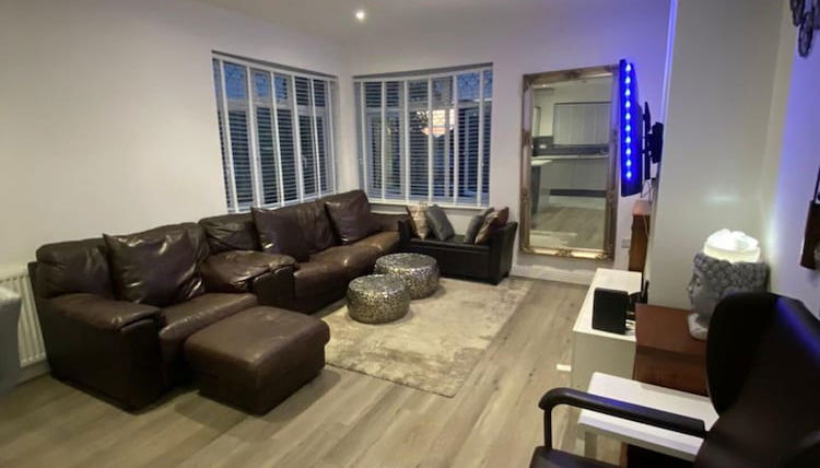 Photo 1 - Charming 3-bed Apartment in London