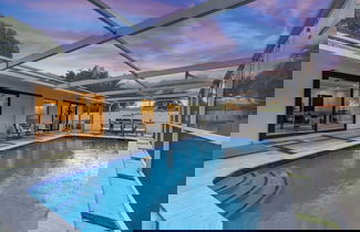 Foto 1 - Coastal Retreat Stylish 4 BDR w/ Private Pool!