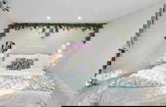 Foto 2 - Coastal Retreat Stylish 4 BDR w/ Private Pool!
