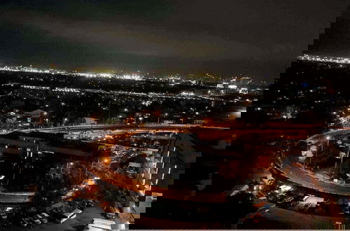 Foto 31 - Azure 1BR Citylights With Netlfix Near Airport