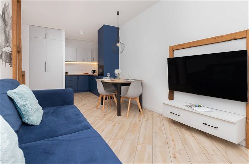 Foto 20 - Aesthetic Deep Blue Apartment by Renters