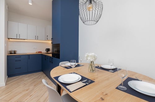 Foto 9 - Aesthetic Deep Blue Apartment by Renters