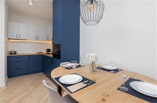 Foto 27 - Aesthetic Deep Blue Apartment by Renters